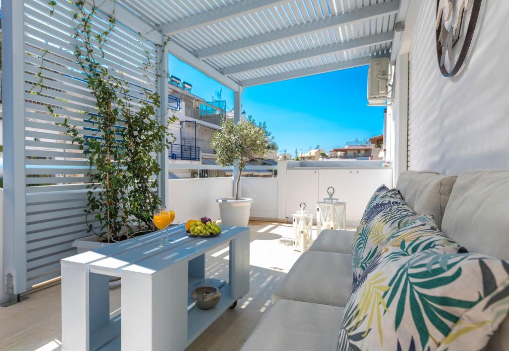 ein Wohnzimmer mit einem Sofa und einem Tisch in der Unterkunft MeliDi Luxury Penthouse in Koukaki in Athen
