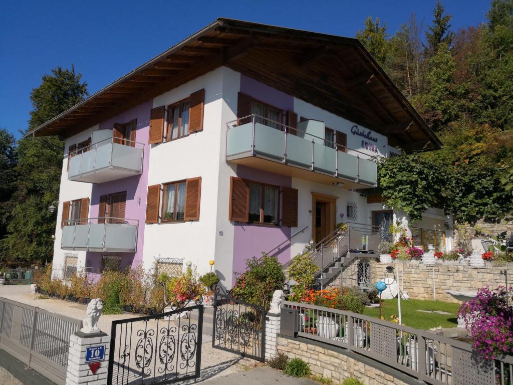 um edifício com uma cerca em frente em Ferienparadies Gutounik em Pörtschach am Wörthersee