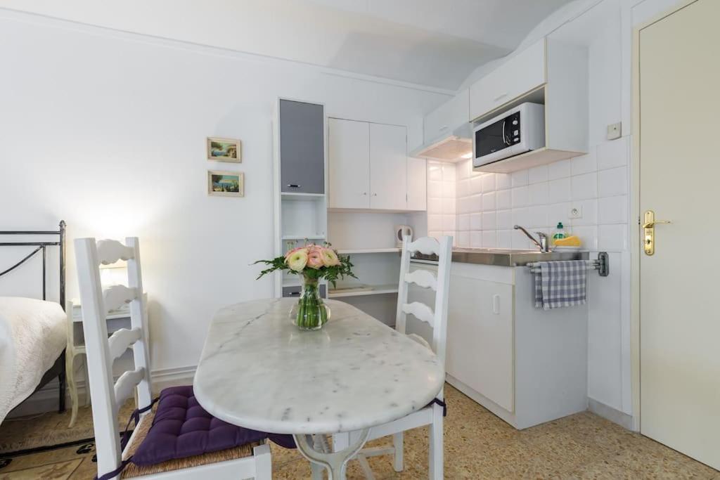 Kuchyň nebo kuchyňský kout v ubytování Résidence La Villa Léonie