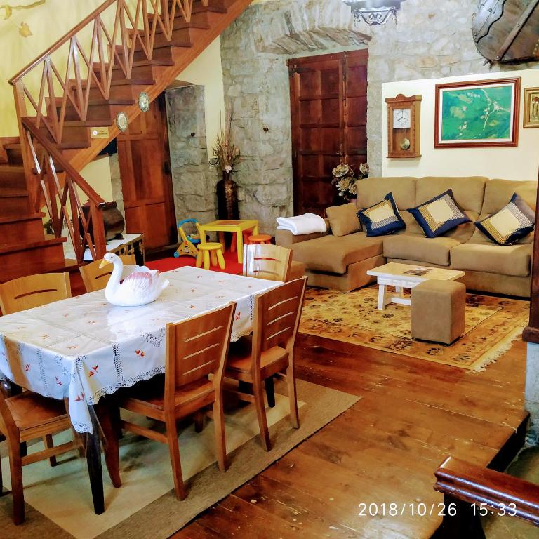 Agroturismo La Casona de Belmonte - Family Room With Mountain View