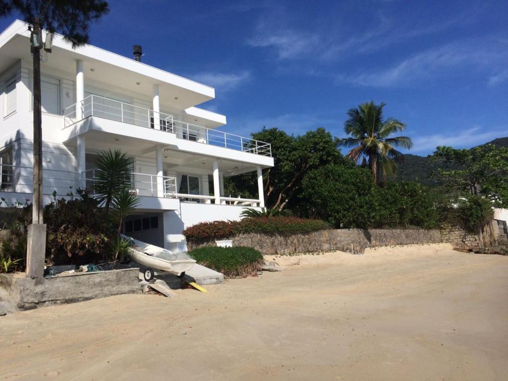 a plane parked in front of a white building at casa frente do mar in Governador Celso Ramos