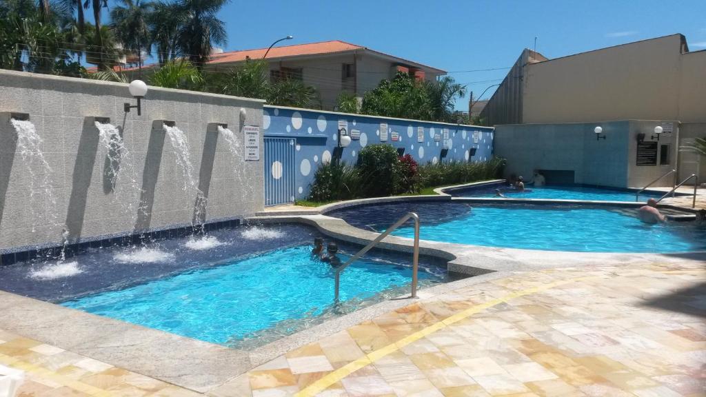 2 piscinas con fuentes de agua en Thermas das Caldas - Achei Férias, en Caldas Novas