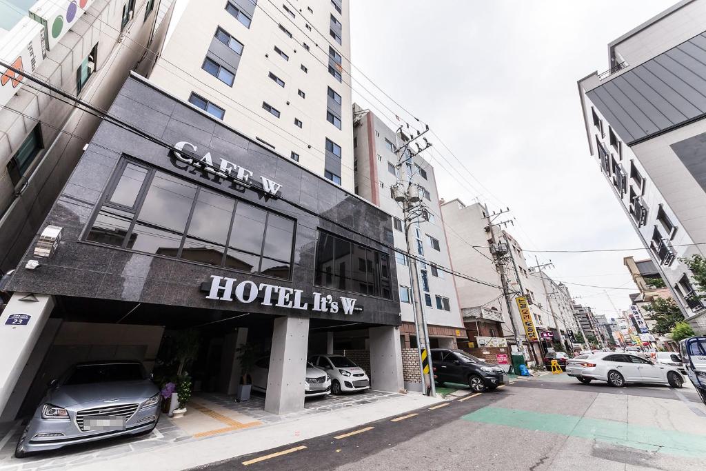 un hotel coloca un cartel en un edificio en una calle de la ciudad en It's W, en Suwon