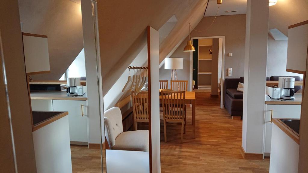 a kitchen and living room with a table and chairs at "goethezimmer" - auf dem Dach der NOTENBANK in Weimar