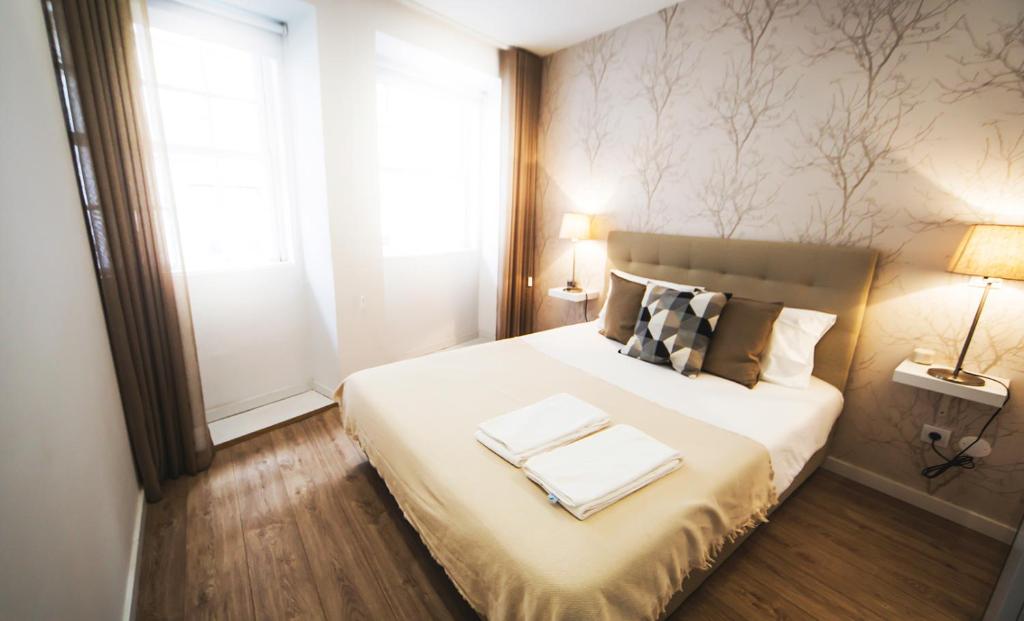 - une chambre avec un lit et 2 serviettes dans l'établissement Porto Center Apartment, à Porto
