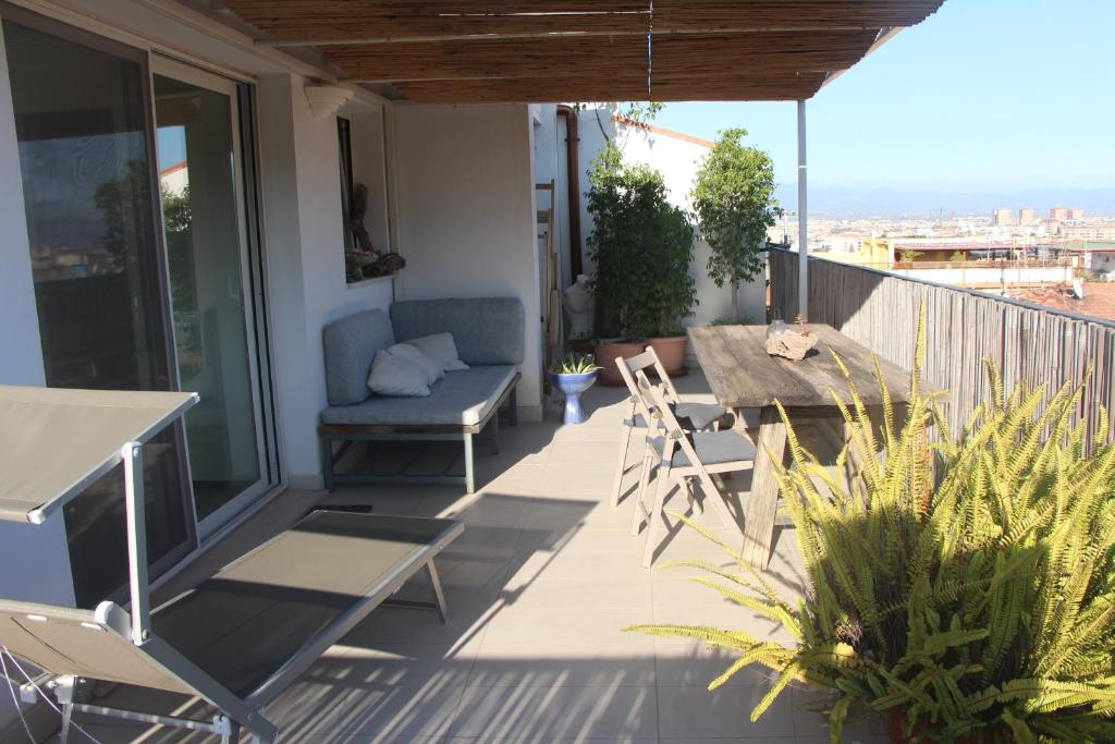balcone con tavolo, sedie e tavolo di Mini Attico panoramico con terrazza a Cagliari