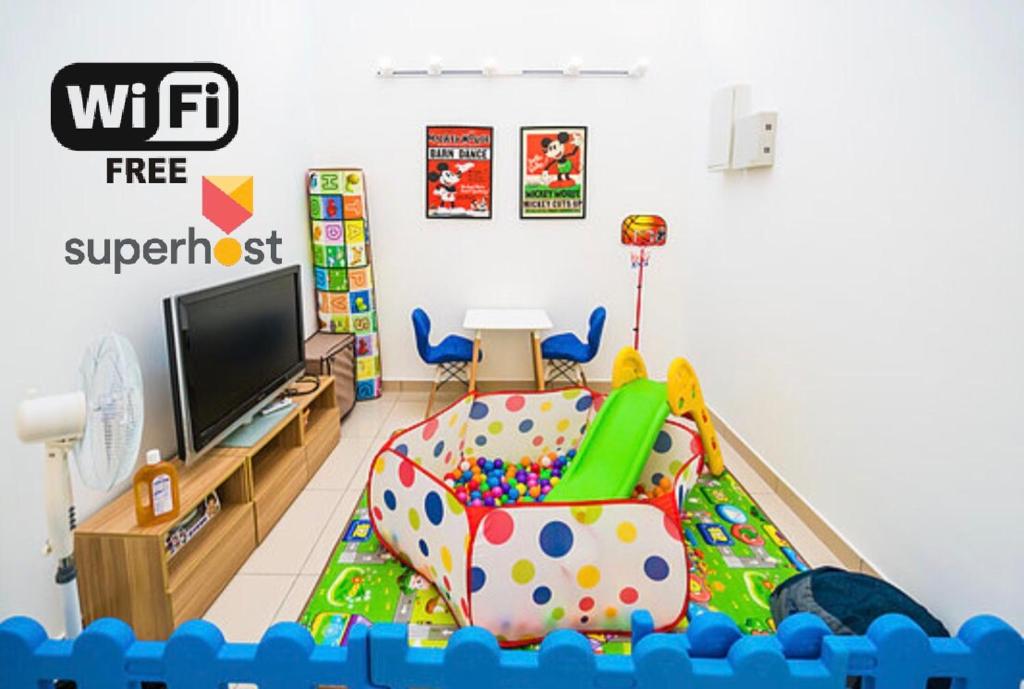 ein Kinderspielzimmer mit einem Spielzeugset in der Unterkunft 4-Bedrm ensuite family friendly house near Aeon Bukit Indah in Johor Bahru