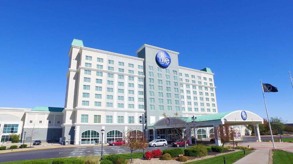 ウォータールーにあるIsle Casino Hotel Waterlooの看板が貼られた白い大きな建物