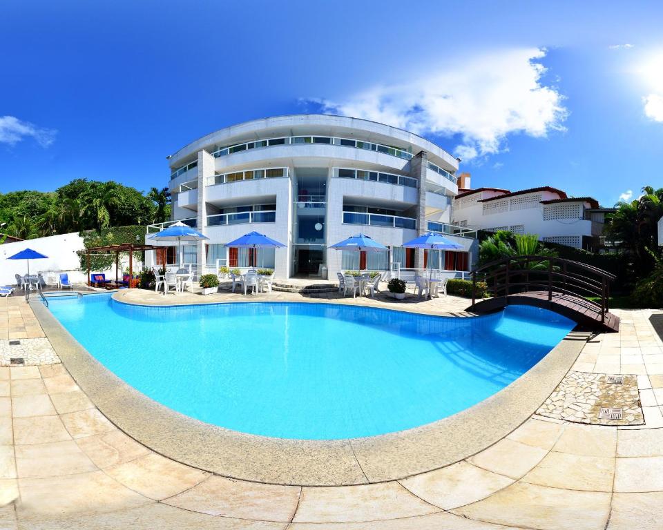 uma grande piscina em frente a um edifício em Apart Hotel Margherita em Natal
