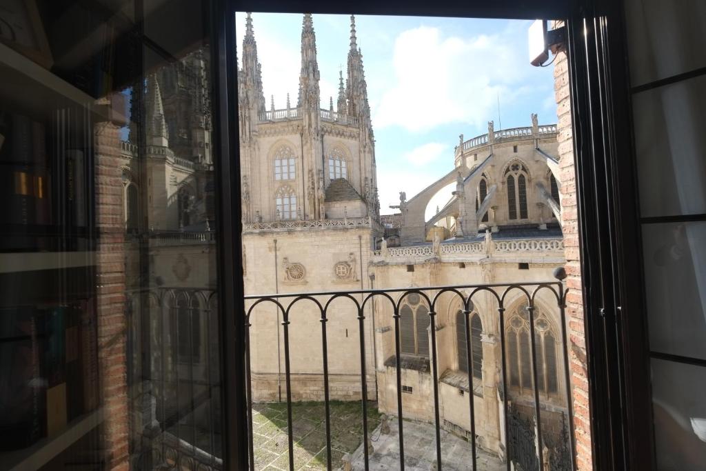 een raam met uitzicht op een kathedraal bij Tocando la Catedral by Exclusive Burgos Apartments in Burgos
