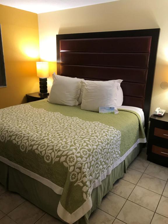 Days Inn by Wyndham N Orlando/Casselberry - 1 King Bed, Deluxe Suite, First Floor, Non-Smoking