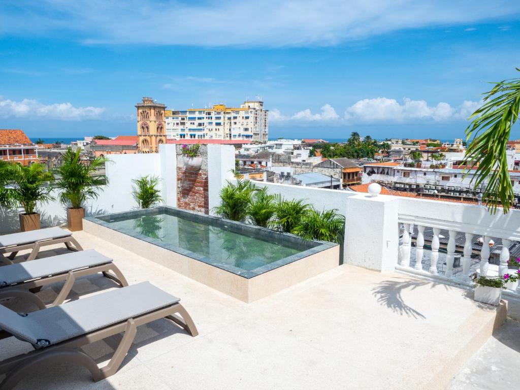 une piscine sur le toit d'un bâtiment dans l'établissement Soy Local Centro Histórico, à Carthagène des Indes