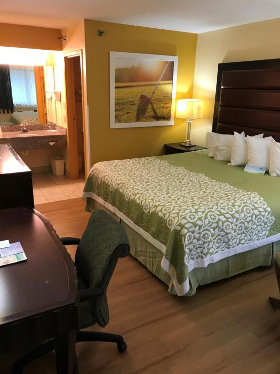 Days Inn by Wyndham N Orlando/Casselberry - King Room - Non-Smoking