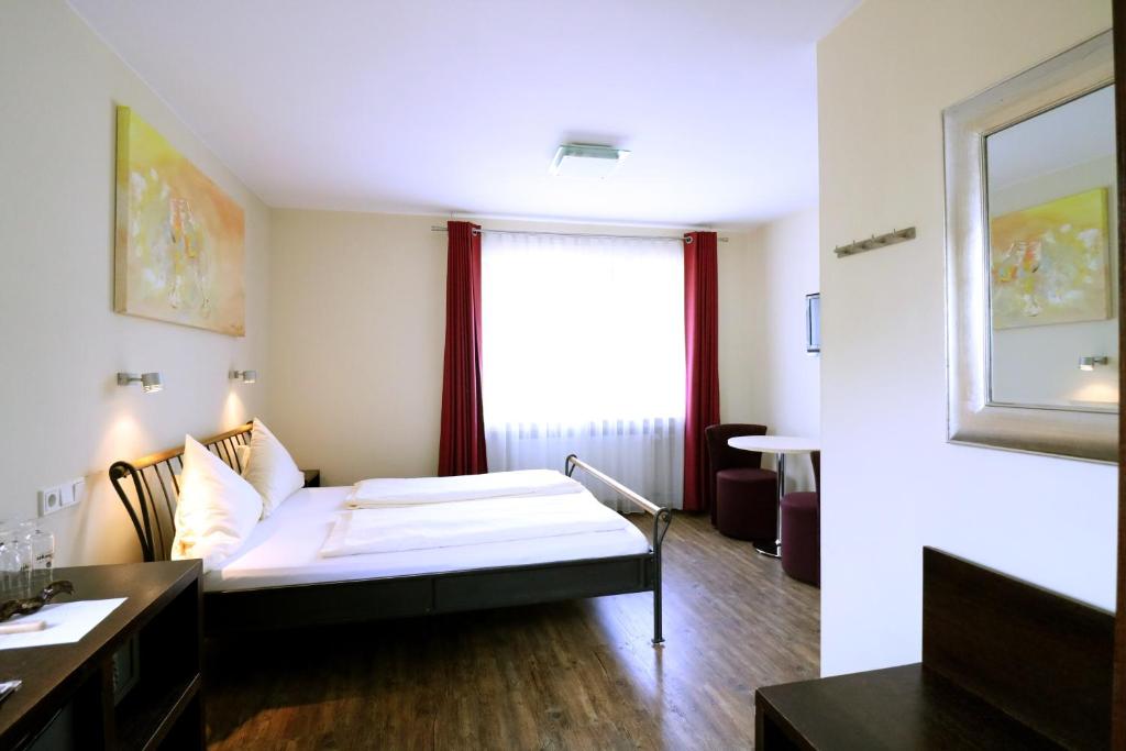 Postel nebo postele na pokoji v ubytování Christiana's Wein & Art Hotel