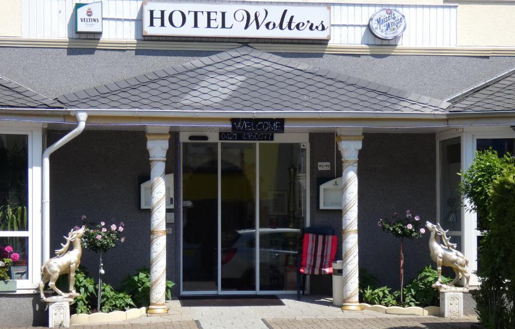 ブレーメンにあるHotel Woltersのホテルの車両を読み取る看板のある建物