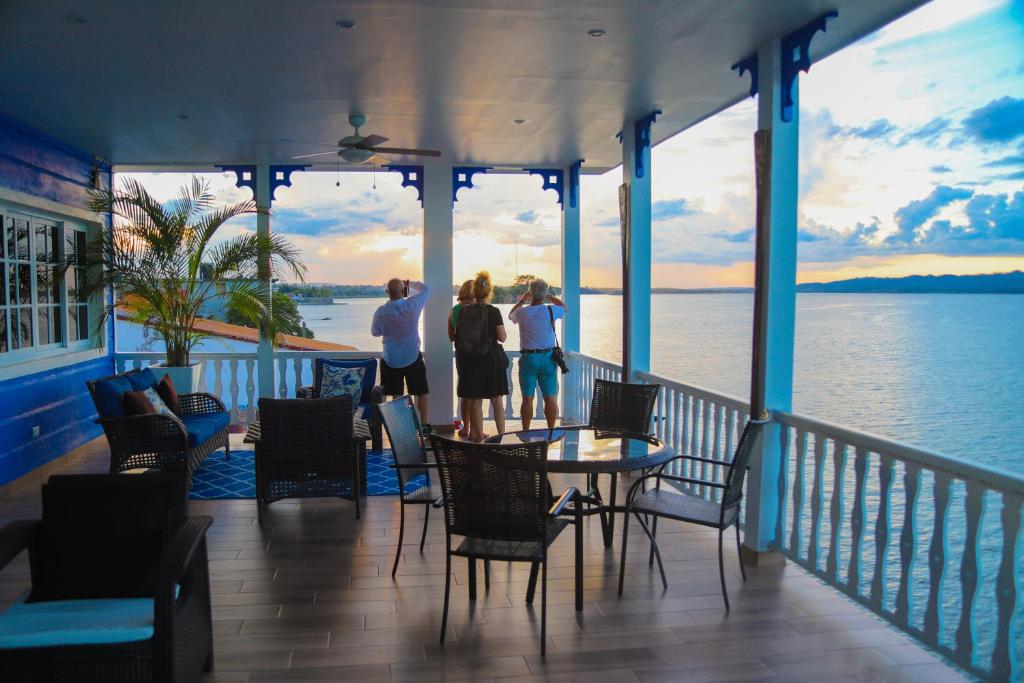 mensen die foto's maken van het water op een cruiseschip bij Hotel Casazul in Flores