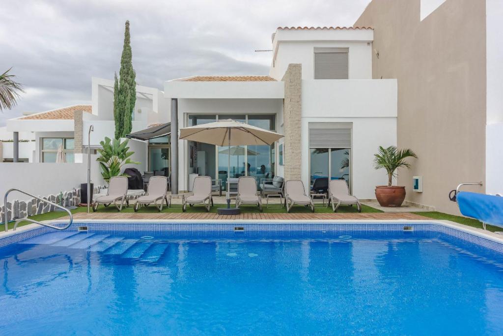 Bazén v ubytování Villa Isabella, Luxury Villa with Heated Pool Ocean View in Adeje, Tenerife nebo v jeho okolí