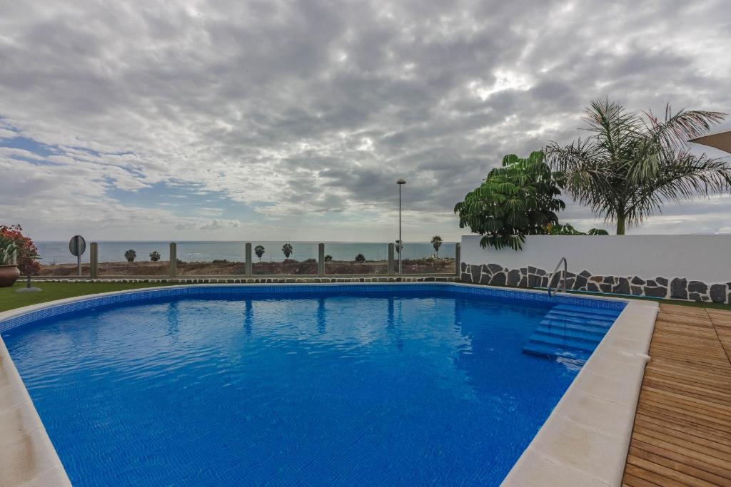 Bazén v ubytování Villa Isabella, Luxury Villa with Heated Pool Ocean View in Adeje, Tenerife nebo v jeho okolí