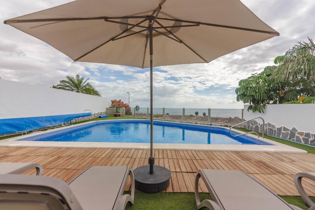 Bazén v ubytování Villa Isabella, Luxury Villa with Heated Pool Ocean View in Adeje, Tenerife nebo v jeho okolí