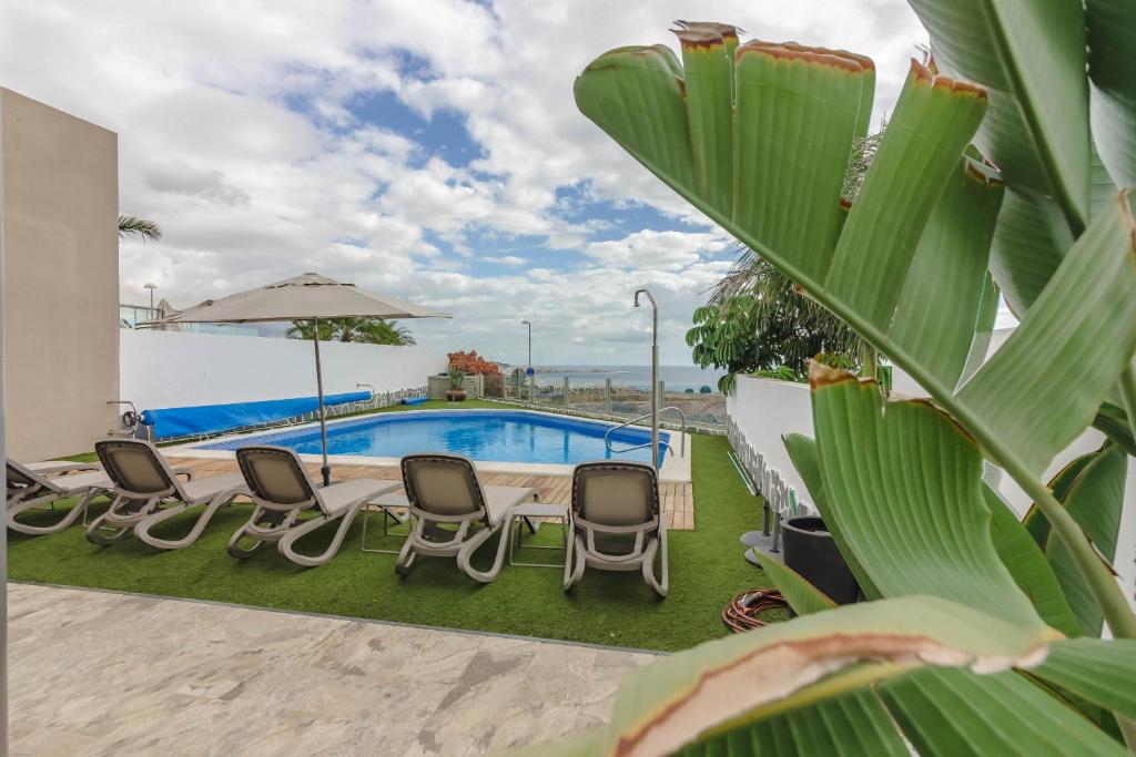 Bazén v ubytování Villa Isabella, Luxury Villa with Heated Pool Ocean View in Adeje, Tenerife nebo v jeho okolí