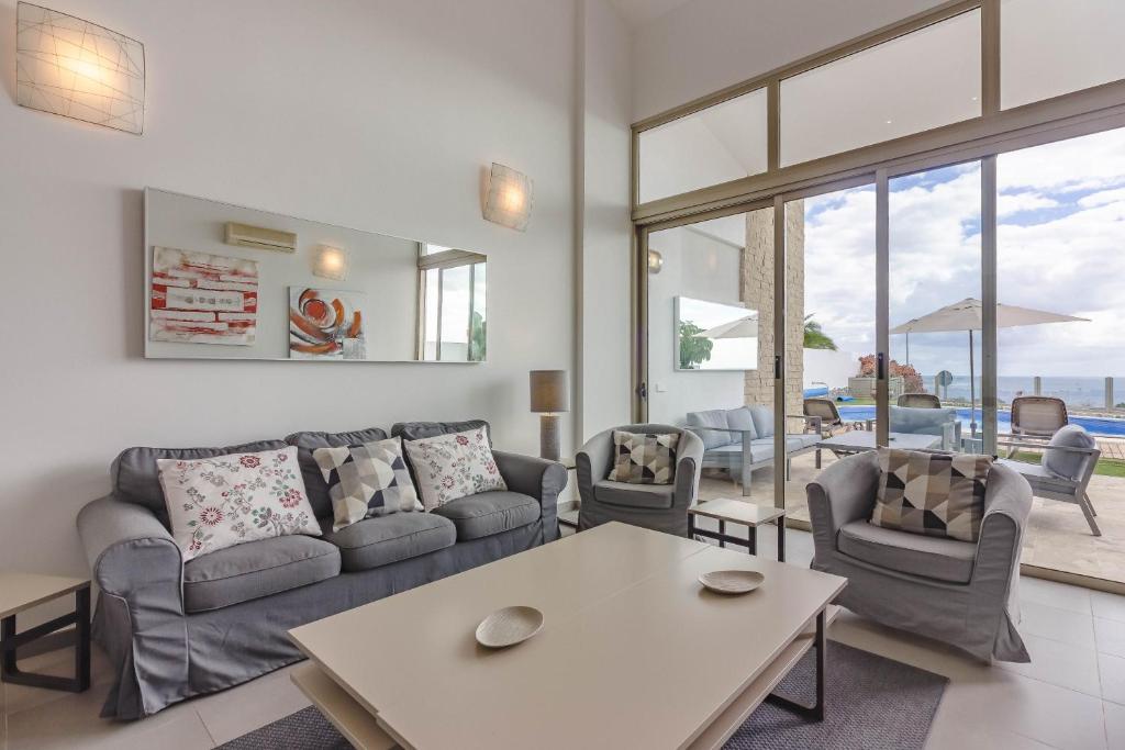 Posezení v ubytování Villa Isabella, Luxury Villa with Heated Pool Ocean View in Adeje, Tenerife
