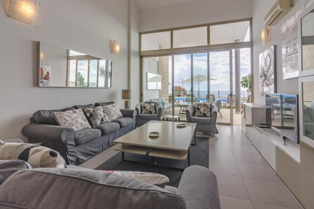 Posezení v ubytování Villa Isabella, Luxury Villa with Heated Pool Ocean View in Adeje, Tenerife