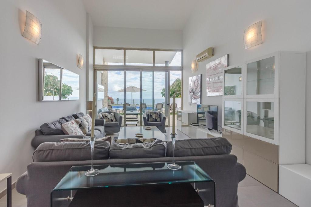 Posezení v ubytování Villa Isabella, Luxury Villa with Heated Pool Ocean View in Adeje, Tenerife