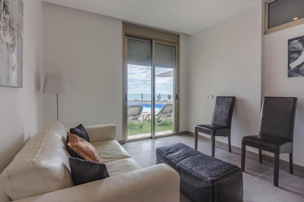 Posezení v ubytování Villa Isabella, Luxury Villa with Heated Pool Ocean View in Adeje, Tenerife