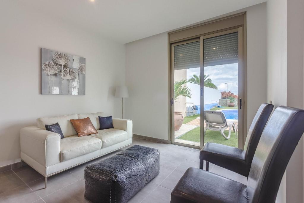 Posezení v ubytování Villa Isabella, Luxury Villa with Heated Pool Ocean View in Adeje, Tenerife