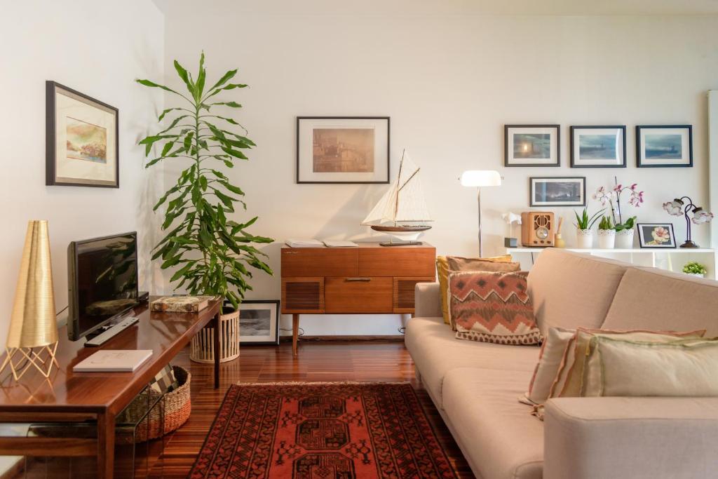sala de estar con sofá y TV en Porto D´Ouro Apartments, en Oporto