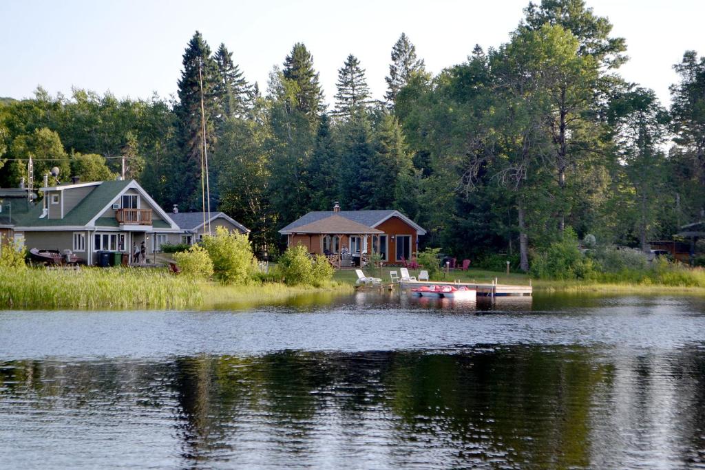une maison sur la rive d'un lac dans l'établissement Les 4 chalets - Le 605, à Lac-Saint-Paul
