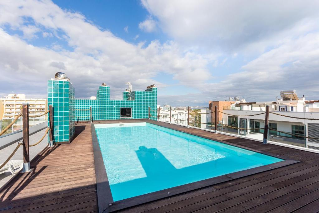 ラゴスにあるLagos Marina apartment with pool & gymの屋根のスイミングプール