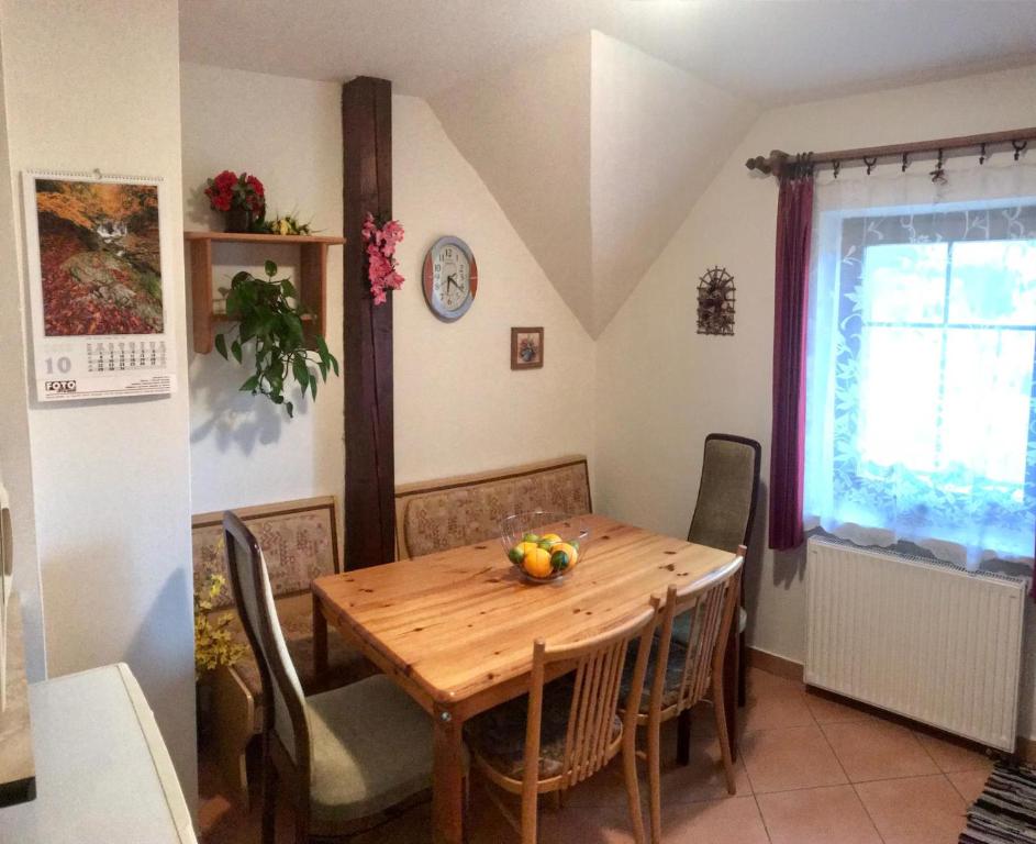 jadalnia z drewnianym stołem i krzesłami w obiekcie Ubytování MAPE, Rokytnice nad Jizerou, Horní 679, 512 44 w Rokitnicach nad Izerą