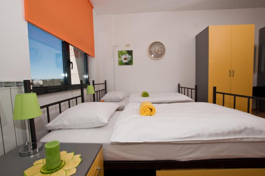 2 Einzelbetten in einem Zimmer mit Fenster in der Unterkunft Motel Port in Koper