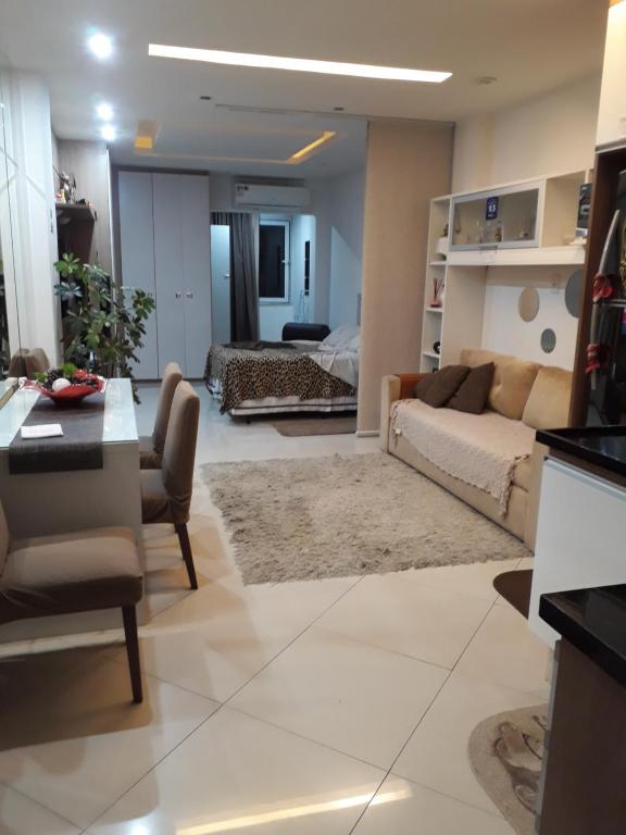 sala de estar amplia con sofá y mesa en VIP Copacabana Beach, en Río de Janeiro