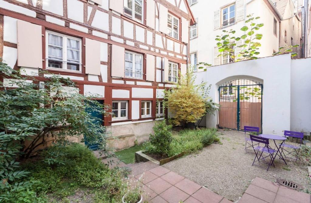 a courtyard with a table and chairs in front of a building at Writers in Strasbourg