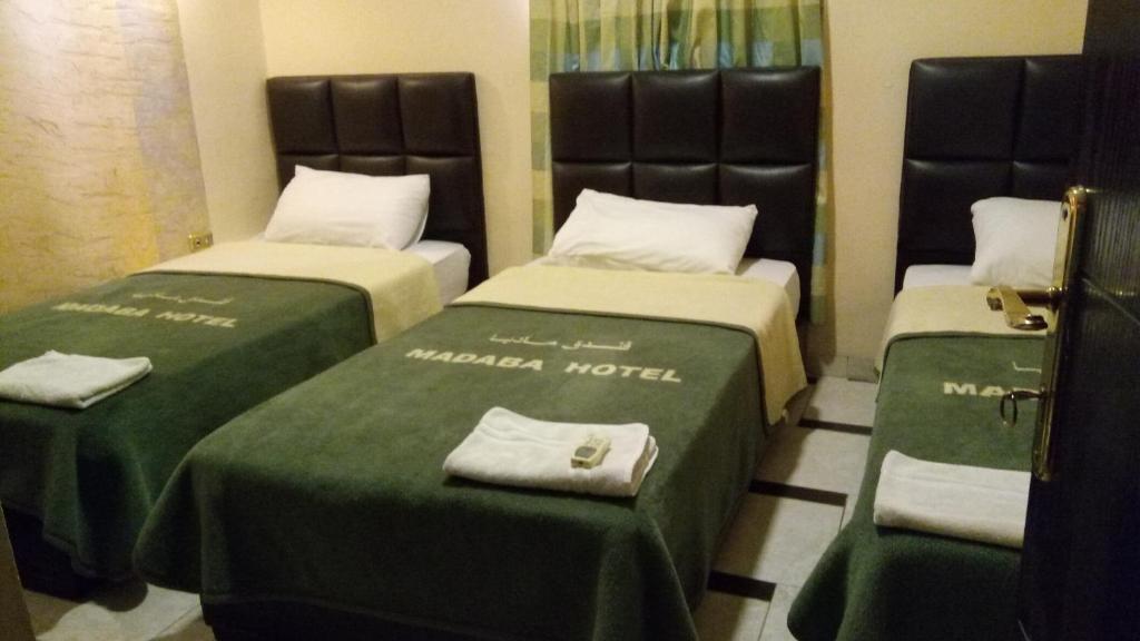 Postel nebo postele na pokoji v ubytování Madaba Hotel