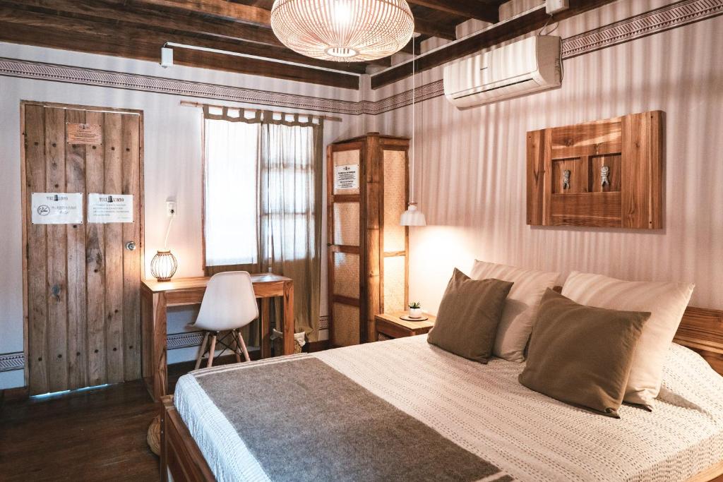 蒙坦尼塔的住宿－蒂基凌波酒店，一间卧室配有一张床、一张桌子和一把椅子