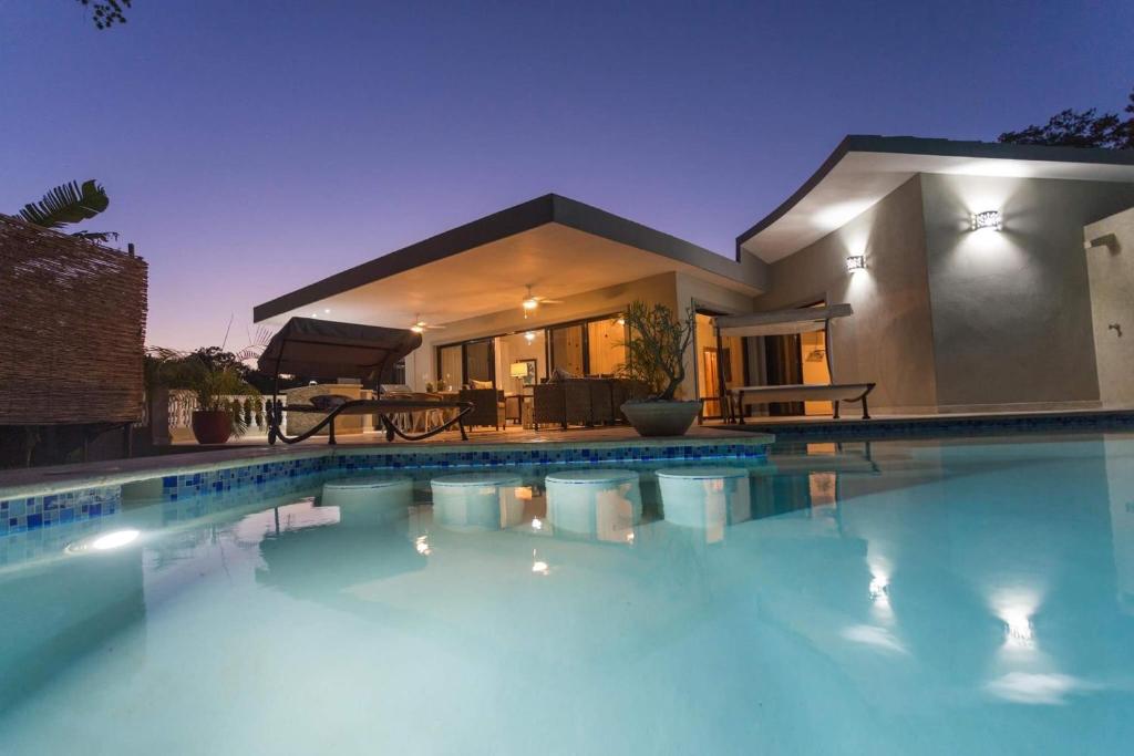 una gran piscina frente a una casa en 883 Residencial Casa Linda, en Sosúa