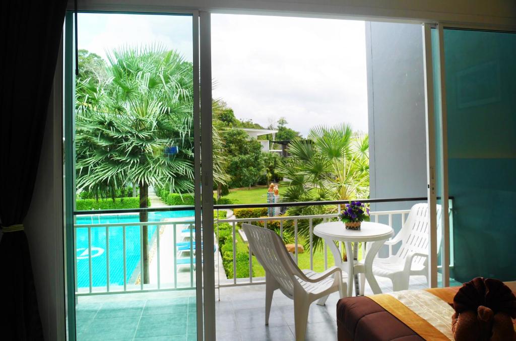 Bazén v ubytování Gypsy Sea View Resort- Phi Phi Island nebo v jeho okolí