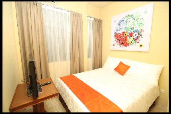 Una cama o camas en una habitación de Maven Buncit