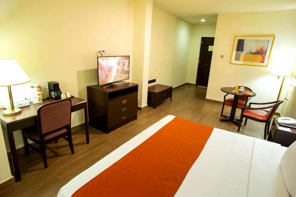 Hotel Plaza Calzada - Superior King Room