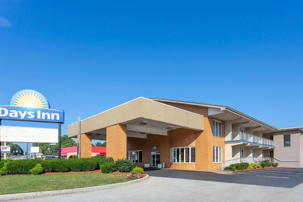 uma vista para um hotel de estalagem em Days Inn by Wyndham Breezewood em Breezewood