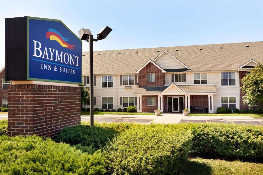 um sinal para uma estalagem e suites de Bay Town em Baymont by Wyndham Wichita East em Wichita
