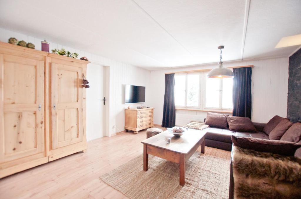 グリンデルワルトにある2BR apartment close to ski area and Jungfrau trainのリビングルーム(ソファ、コーヒーテーブル付)
