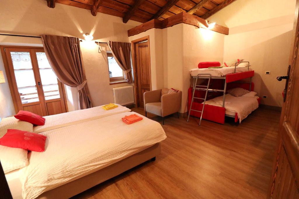 Ostello del Castello Tirano - Grote Vierpersoonskamer Met Balkon