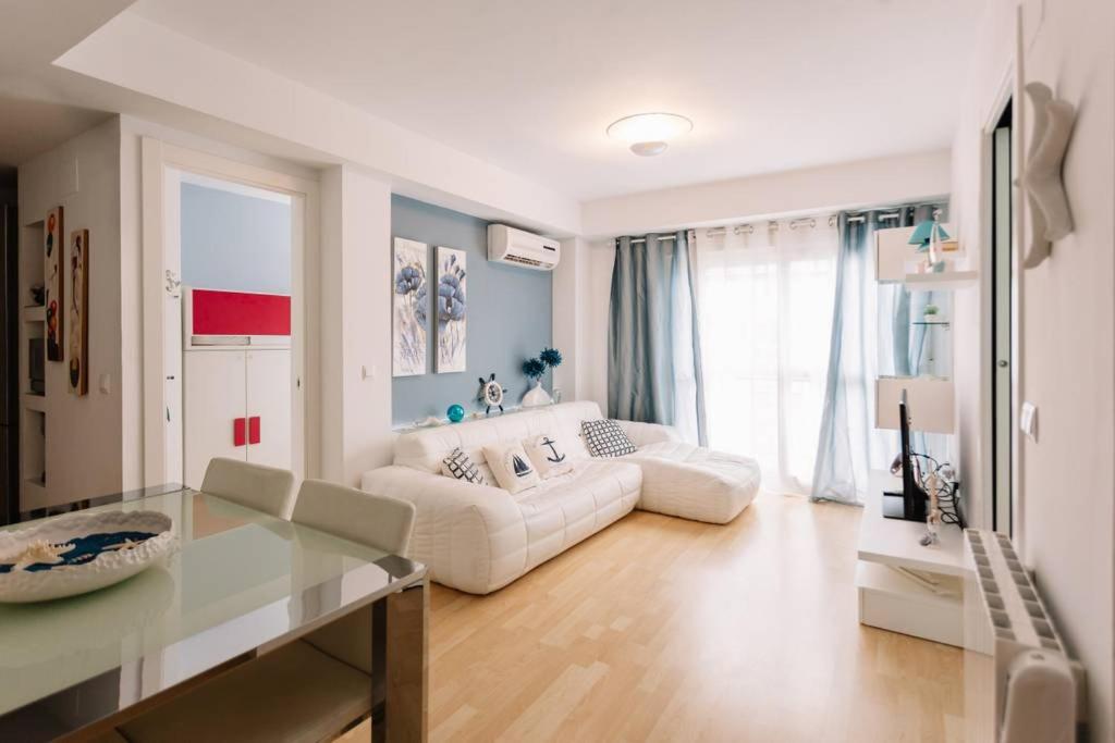 sala de estar con sofá blanco y mesa en Duplex 3 habitaciones, en Palamós