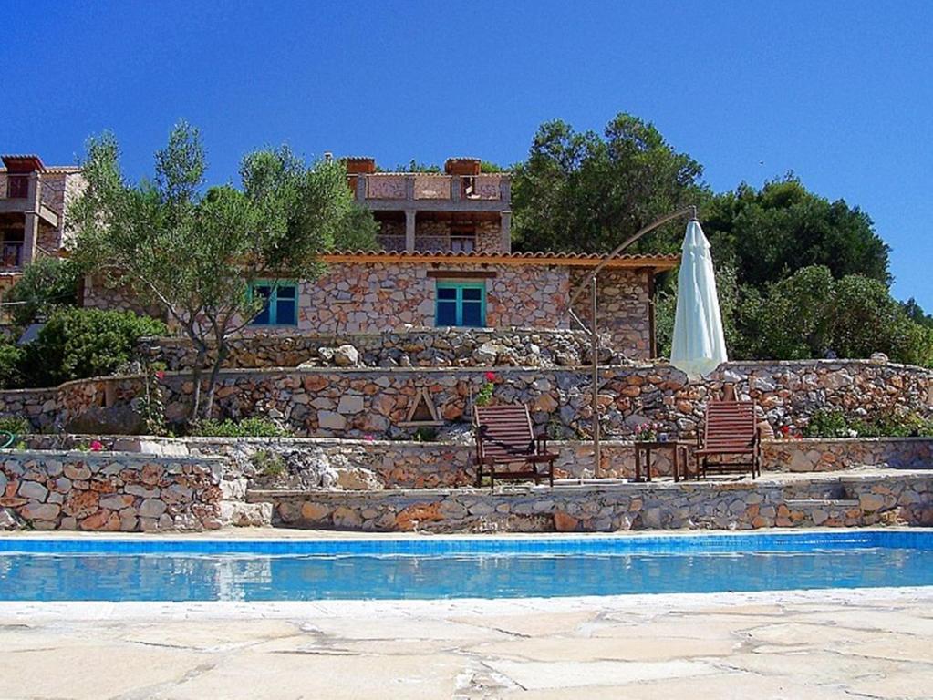 Bazén v ubytování Revera Traditional Stone Villas, Apartments & Studios nebo v jeho okolí