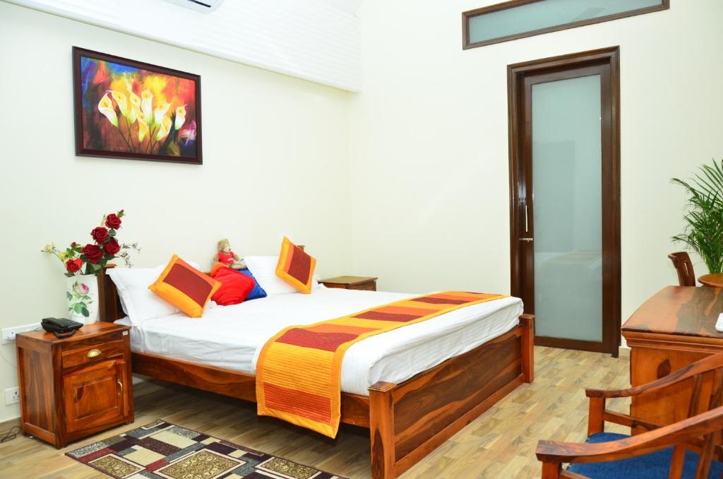 Un pat sau paturi într-o cameră la Mojo M Villa -Airport Boutique Hotel