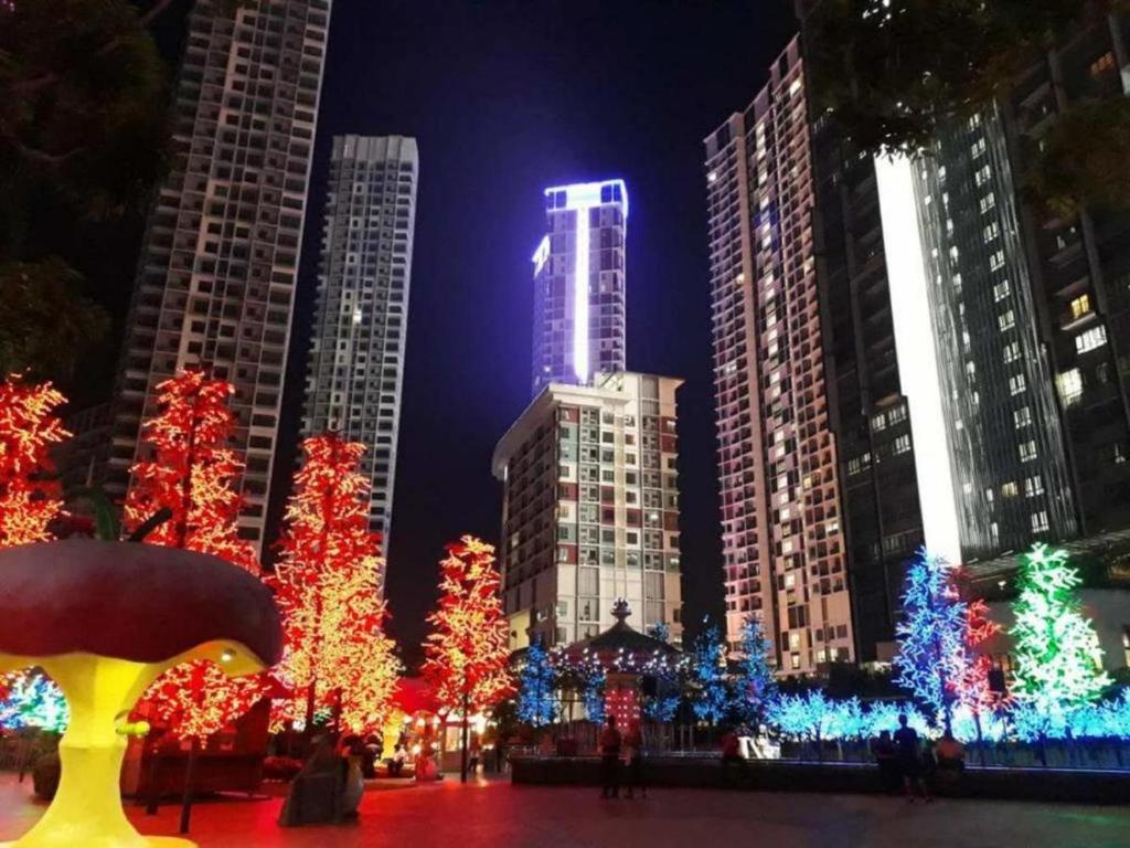 una ciudad iluminada con árboles y edificios de Navidad en Azalea I Suite I City Homestay, en Shah Alam